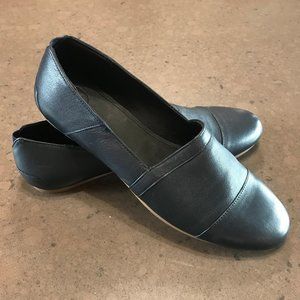 Penner Navy over Tan Flat Leather Loafer